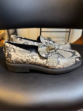 Guess Shatha loafers size 9M